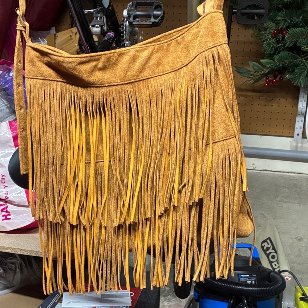 Howdy y’all! 👋🏽- Fringe Suede Shoulder Bag - Tan